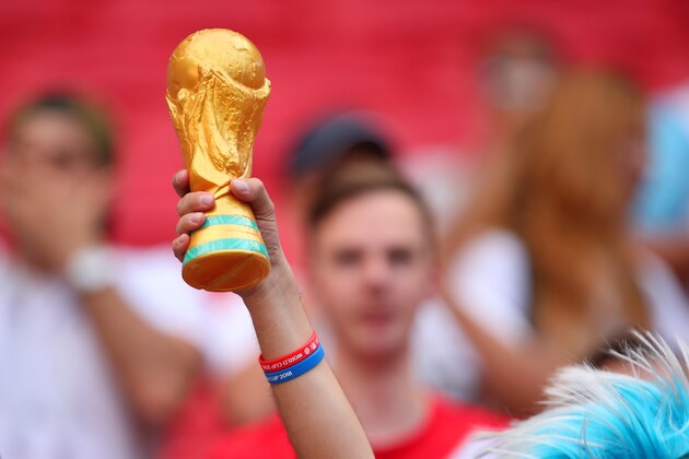 KAZAN, RUSSIA - JUNE 30:  An Argentina fan shows his support with a replica world cup trophy prior to the 2018 FIFA World Cup Russia Round of 16 match between France and Argentina at Kazan Arena on June 30, 2018 in Kazan, Russia. (Photo by Robbie Jay Barratt - AMA/Getty Images)