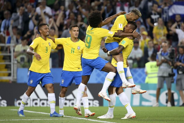 MOSCOW, RUSSIA - JUNE 27: Paulinho of Brazil celebrates his goal with Neymar Jr, from left Gabriel Jesus, Philippe Coutinho, Willian  during the 2018 FIFA World Cup Russia group E match between Serbia and Brazil at Spartak Stadium on June 27, 2018 in Moscow, Russia. (Photo by Jean Catuffe/Getty Images)