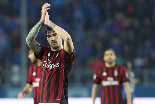 BERGAMO, ITALY - MAY 13:  Alessio Romagnoli of AC Milan lsalutes the fans at the end of the serie A match between Atalanta BC and AC Milan at Stadio Atleti Azzurri d'Italia on May 13, 2018 in Bergamo, Italy.  (Photo by Marco Luzzani/Getty Images)