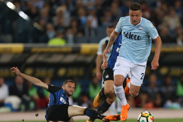 ROME, ITALY - MAY 20:  Sergej Milinkovic of SS Lazio competes for the ball with Marcelo Brozovic of FC Internazionale during the Serie A match between SS Lazio and FC Internazionale at Stadio Olimpico on May 20, 2018 in Rome, Italy.  (Photo by Paolo Bruno/Getty Images)