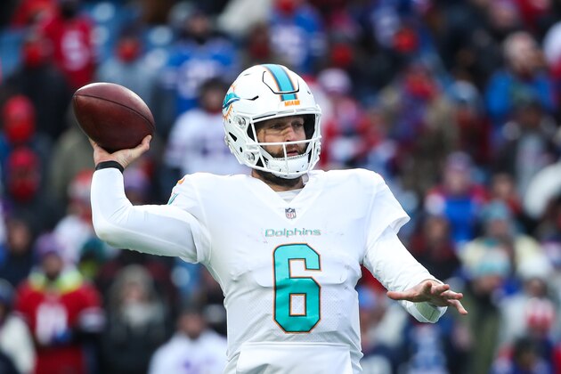 ORCHARD PARK, NY - DECEMBER 17: Jay Cutler #6 of the Miami Dolphins throws the ball during the fourth quarter against the Buffalo Bills on December 17, 2017 at New Era Field in Orchard Park, New York.  (Photo by Tom Szczerbowski/Getty Images)