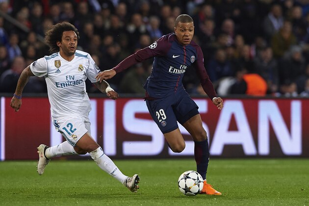 PARIS, FRANCE - MARCH 06:  Marcelo of Real Madrid chases down Kylian Mbappe of Paris Saint-Germain during the UEFA Champions League Round of 16 Second Leg match between Paris Saint-Germain and Real Madrid at Parc des Princes on March 6, 2018 in Paris, France.  (Photo by Manuel Queimadelos Alonso/Getty Images )