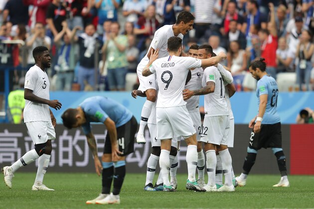 NIZHNY NOVGOROD, RUSSIA - JULY 06:  Lucas Torreira of Uruguay looks dejected France players celebrate the second goal scored by as Antoine Griezmann during the 2018 FIFA World Cup Russia Quarter Final match between Uruguay and France at Nizhny Novgorod Stadium on July 6, 2018 in Nizhny Novgorod, Russia.  (Photo by Richard Heathcote/Getty Images)