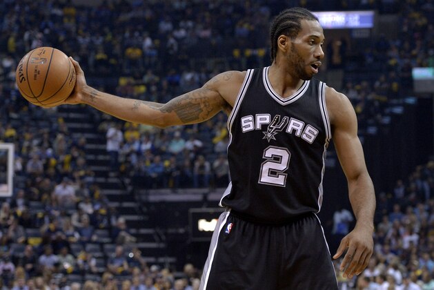 San Antonio Spurs forward Kawhi Leonard (2) controls the ball during the second half of Game 4 in an NBA basketball first-round playoff series against theMemphis Grizzlies Saturday, April 22, 2017, in Memphis, Tenn. (AP Photo/Brandon Dill)