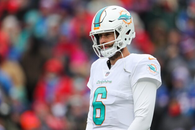 ORCHARD PARK, NY - DECEMBER 17:  Jay Cutler #6 of the Miami Dolphins reacts during the first quarter against the Buffalo Bills on December 17, 2017 at New Era Field in Orchard Park, New York.  (Photo by Tom Szczerbowski/Getty Images)
