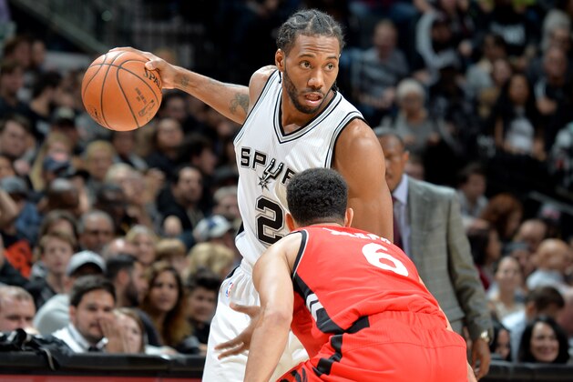 SAN ANTONIO, TX - JANUARY 3: Kawhi Leonard #2 of the San Antonio Spurs handles the ball against the Toronto Raptors on January 3, 2017 at the AT&T Center in San Antonio, Texas. NOTE TO USER: User expressly acknowledges and agrees that, by downloading and or using this photograph, user is consenting to the terms and conditions of the Getty Images License Agreement. Mandatory Copyright Notice: Copyright 2017 NBAE (Photos by Mark Sobhani/NBAE via Getty Images)