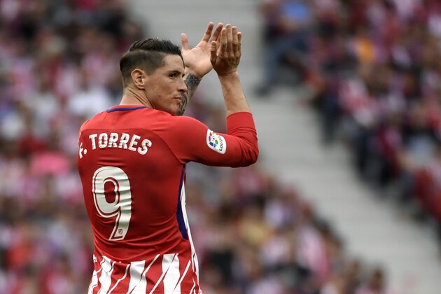 TOPSHOT - Atletico Madrid's Spanish forward Fernando Torres claps during the Spanish league football match between Club Atletico de Madrid and SD Eibar at the Wanda Metropolitano stadium in Madrid on May 20, 2018. (Photo by GABRIEL BOUYS / AFP)        (Photo credit should read GABRIEL BOUYS/AFP/Getty Images)