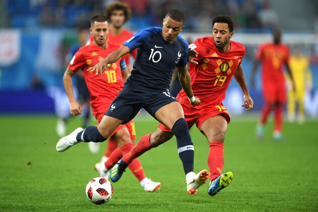 SAINT PETERSBURG, RUSSIA - JULY 10:  Kylian Mbappe of France challenge for the ball with Moussa Dembele of Belgium during the 2018 FIFA World Cup Russia Semi Final match between Belgium and France at Saint Petersburg Stadium on July 10, 2018 in Saint Petersburg, Russia.  (Photo by Shaun Botterill/Getty Images)