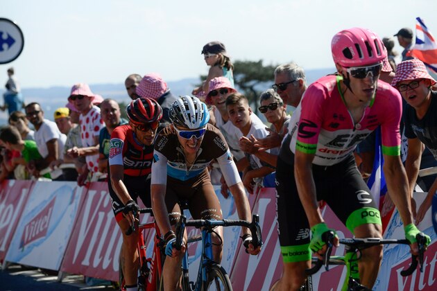 France's Romain Bardet (C) grimaces as he pedals in the last meters of the sixth stage of the 105th edition of the Tour de France cycling race between Brest and Mur-de-Bretagne Guerledan, western France, on July 12, 2018. (Photo by Philippe LOPEZ / POOL / AFP)        (Photo credit should read PHILIPPE LOPEZ/AFP/Getty Images)