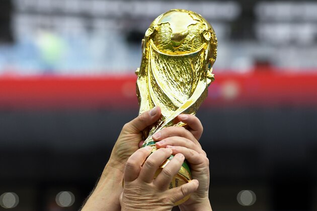 TOPSHOT - England fans hold a replica of the World Cup trophy before the Russia 2018 World Cup semi-final football match between Croatia and England at the Luzhniki Stadium in Moscow on July 11, 2018. (Photo by Kirill KUDRYAVTSEV / AFP) / RESTRICTED TO EDITORIAL USE - NO MOBILE PUSH ALERTS/DOWNLOADS        (Photo credit should read KIRILL KUDRYAVTSEV/AFP/Getty Images)