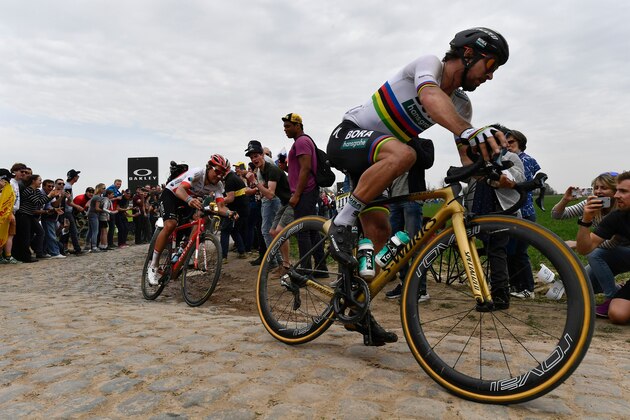 Slovakia's Peter Sagan (R) competes to win ahead of Switzerland's Silvan Dillier during the 116th edition of the Paris-Roubaix one-day classic cycling race, between Compiegne and Roubaix, on April 8, 2018 near Compiègne, northern France. / AFP PHOTO / JEFF PACHOUD        (Photo credit should read JEFF PACHOUD/AFP/Getty Images)