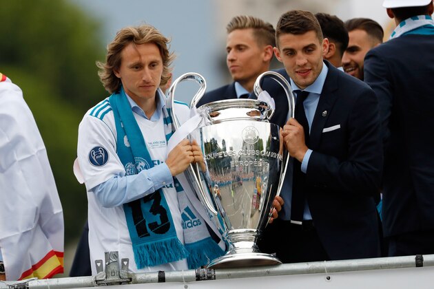 MADRID, SPAIN - MAY 27: Luka Modric of Real Madrid and Mateo Kovacic of Real Madrid celebrate with the trophy after winning yesterday's Uefa Champions League Final match at Cibeles Square on May 27, 2018 in Madrid, Spain. (Photo by TF-Images/Getty Images)