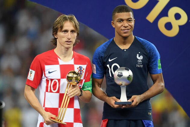 MOSCOW, RUSSIA - JULY 15:  Luka Modric of Croatia poses with his Golden Ball award, alongside Kylian Mbappe of France who poses with his Best Young Player award after the 2018 FIFA World Cup Final between France and Croatia at Luzhniki Stadium on July 15, 2018 in Moscow, Russia.  (Photo by Matthias Hangst/Getty Images)