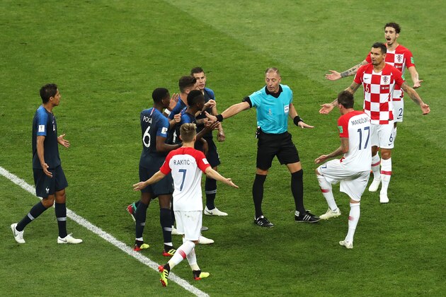 MOSCOW, RUSSIA - JULY 15:  France players confront referee Nestor Pinata after they think they should be awarded a penalty for a handball by Ivan Perisic of Croatia inside the penalty area, before referee Nestor Pinata then reviews the VAR footage, and does decide to award France a penalty during the 2018 FIFA World Cup Final between France and Croatia at Luzhniki Stadium on July 15, 2018 in Moscow, Russia.  (Photo by Catherine Ivill/Getty Images)