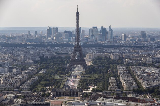 This picture taken from the panoramic observatory of the Montparnasse Tower (Tour Montparnasse) shows a general view of the fan zone where people watch the Russia 2018 World Cup final football match between France and Croatia, on the Champ de Mars in Paris on July 15, 2018. (Photo by Thomas SAMSON / AFP)        (Photo credit should read THOMAS SAMSON/AFP/Getty Images)
