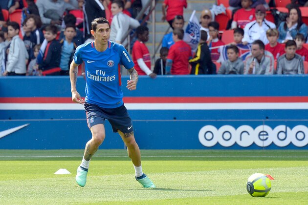 PARIS, FRANCE - MAY 16:  Angel Di Maria passes the ball during a Paris Saint-Germain training session at Parc des Princes on May 16, 2018 in Paris, France.  (Photo by Aurelien Meunier/Getty Images)
