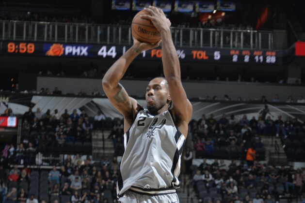 SAN ANTONIO, TX - JANUARY 5: Kawhi Leonard #2 of the San Antonio Spurs shoots the ball against the Phoenix Suns on January 5, 2018 at the AT&T Center in San Antonio, Texas. NOTE TO USER: User expressly acknowledges and agrees that, by downloading and or using this photograph, user is consenting to the terms and conditions of the Getty Images License Agreement. Mandatory Copyright Notice: Copyright 2018 NBAE (Photos by Mark Sobhani/NBAE via Getty Images)
