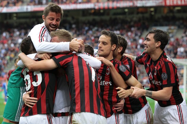 MILAN, ITALY - MAY 20:  Nikola Kalinic of AC Milan celebrates his goal with his team-mates during the serie A match between AC Milan and ACF Fiorentina at Stadio Giuseppe Meazza on May 20, 2018 in Milan, Italy.  (Photo by Emilio Andreoli/Getty Images)