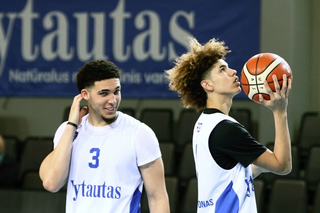 US basketball players LiAngelo Ball (L) and Lamelo Ball takes part in their first training session in Prienai, Lithuania, where they will play for the Vytautas club on January 5, 2018.
Basketball-crazed Lithuania welcomed LiAngelo and LaMelo Ball, the two youngest sons of flamboyant Los Angeles entrepreneur LaVar Ball who recently made headlines due to a feud with US President Donald Trump. / AFP PHOTO / Petras Malukas        (Photo credit should read PETRAS MALUKAS/AFP/Getty Images)