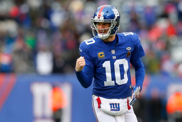 EAST RUTHERFORD, NJ - DECEMBER 31:  (NEW YORK DAILIES OUT)   Eli Manning #10 of the New York Giants in action against the Washington Redskins on December 31, 2017 at MetLife Stadium in East Rutherford, New Jersey. The Giants defeated the Redskins 18-10.  (Photo by Jim McIsaac/Getty Images)