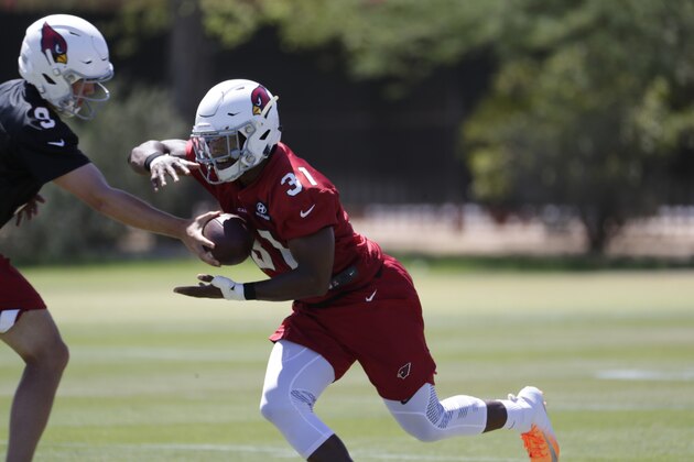 Arizona Cardinals' Sam Bradford (9) hands off to David Johnson (31) during an organized team activity Tuesday, May 15, 2018, in Tempe, Ariz. (AP Photo/Matt York)
