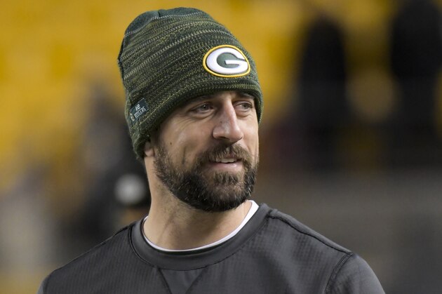ARCHIVO - En esta foto del 26 de noviembre de 2017, Aaron Rodgers, quarterback de los Packers de Green Bay, observa los calentamientos previos a un partido ante los Steelers de Pittsburgh (AP Foto/Don Wright)