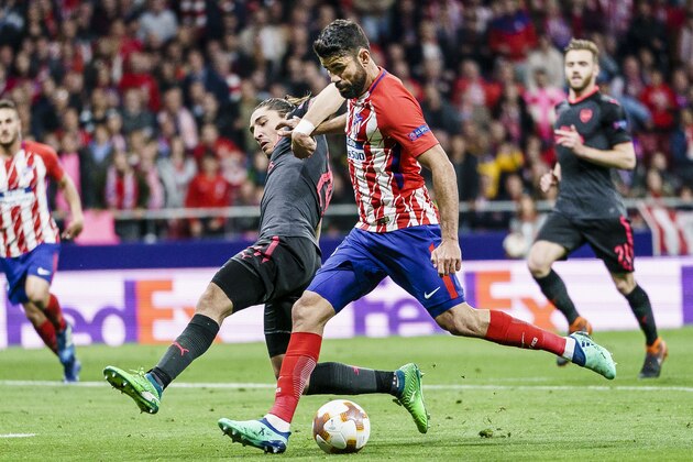 MADRID, SPAIN - MAY 03: Diego Costa of Atletico de Madrid (R) fights for the ball with Hector Bellerin of Arsenal FC (L) during the UEFA Europa League 2017-18 semi-finals (2nd leg) match between Atletico de Madrid and Arsenal FC at Wanda Metropolitano on May 03 2018 in Madrid, Spain. (Photo by Power Sport Images/Getty Images)