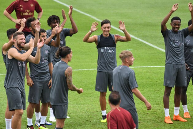 Arsenal player Mesut Ozil (C) attends training session with team mates during their pre-season tour for the International Champions Cup match in Singapore on July 25, 2018. (Photo by Roslan RAHMAN / AFP)        (Photo credit should read ROSLAN RAHMAN/AFP/Getty Images)