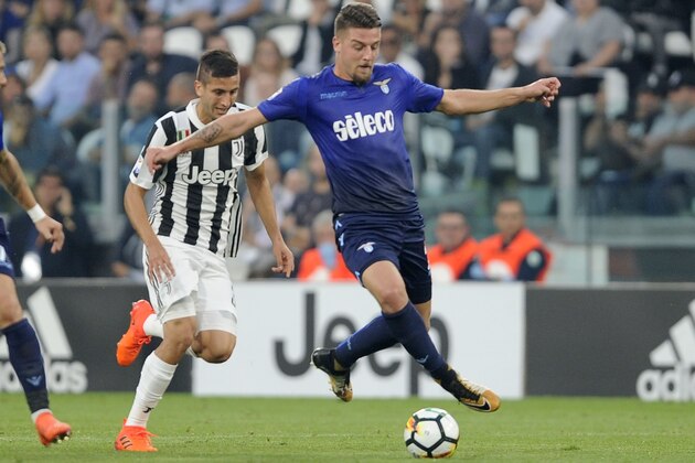 TURIN, TORIN - OCTOBER 14:  Sergej Milinkovic Savic of SS Lazio compete for the ball with Rodrigo Bentacur of Juventus during the Serie A match between Juventus and SS Lazio on October 14, 2017 in Turin, Italy.  (Photo by Marco Rosi/Getty Images)