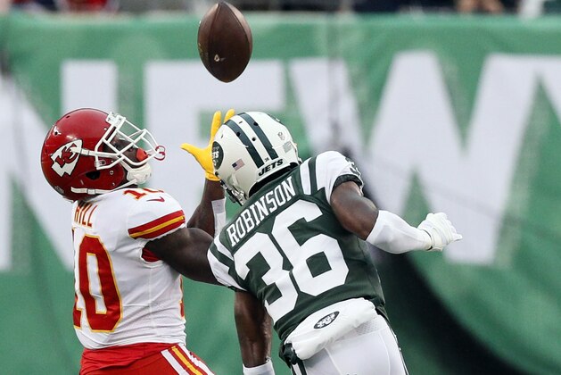 NEW YORK, NY - DECEMBER 3:  Tyreek Hill #10 of the Kansas City Chiefs pulls in a long pass in front of Rashard Robinson #36 of the New York Jets for a touchdown in an NFL football game on December 3, 2017 at MetLife Stadium in East Rutherford, New Jersey. Jets won 38-31. (Photo by Paul Bereswill/Getty Images)