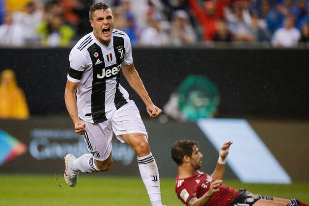 Andrea Favilli (L) of Juventus celebrates his goal against Bayern Munich during their 2018 International Champions Cup at the Lincoln Financial Field on July 25, 2017 in Philadelphia, Pennsylvania. (Photo by EDUARDO MUNOZ ALVAREZ / AFP)        (Photo credit should read EDUARDO MUNOZ ALVAREZ/AFP/Getty Images)