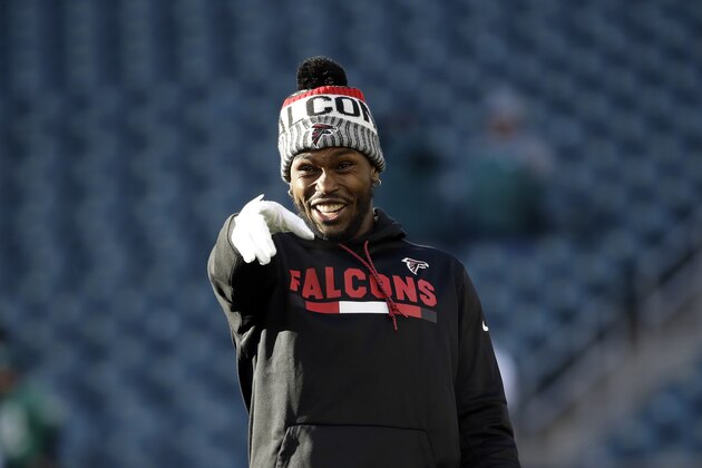 Atlanta Falcons' Julio Jones warms up before an NFL divisional playoff football game against the Philadelphia Eagles, Saturday, Jan. 13, 2018, in Philadelphia. (AP Photo/Matt Rourke)