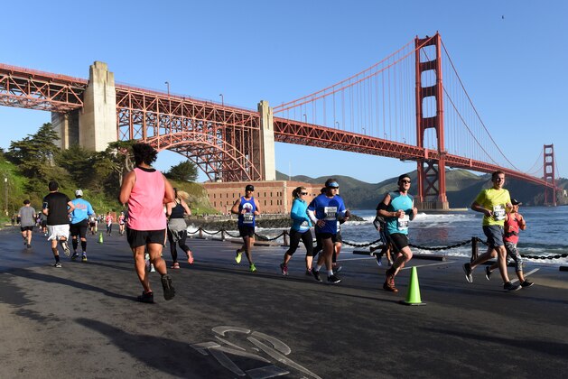 SAN FRANCISCO, CA - APRIL 08:  Participants race in the United Airlines Rock 'N' Roll Half Marathon San Francisco on April 8, 2018 in San Francisco, California.  (Photo by Robert Reiners/Getty Images for Rock 'N' Roll Marathon)