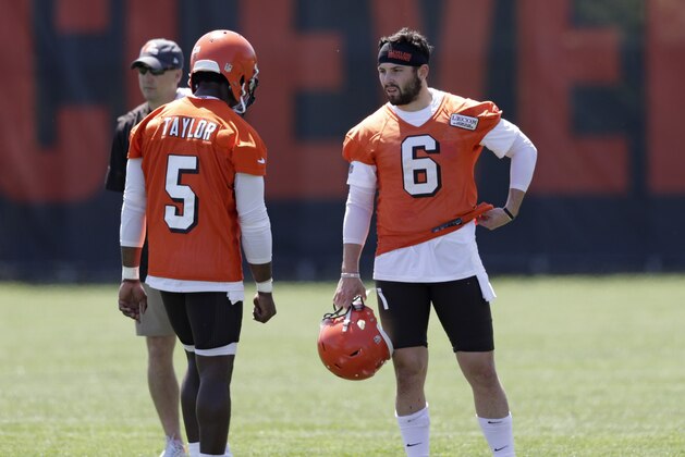 Cleveland Browns quarterback Baker Mayfield, right, talks with Tyrod Taylor during a practice at the NFL football team's training camp facility, Wednesday, May 23, 2018, in Berea, Ohio. (AP Photo/Tony Dejak)