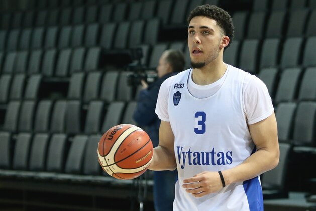US basketball player LiAngelo Ball takes part in his first training session in Prienai, Lithuania, where he will play for the Vytautas club on January 5, 2018.
Basketball-crazed Lithuania welcomed LiAngelo and LaMelo Ball, the two youngest sons of flamboyant Los Angeles entrepreneur LaVar Ball who recently made headlines due to a feud with US President Donald Trump. / AFP PHOTO / Petras Malukas        (Photo credit should read PETRAS MALUKAS/AFP/Getty Images)