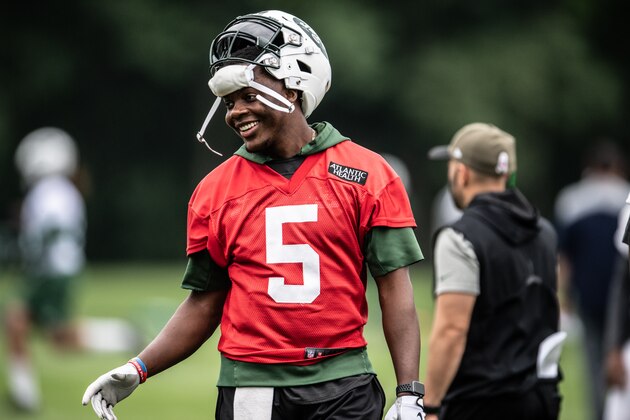 FLORHAM PARK, NJ - JUNE 13: Quarterback Teddy Bridgewater #5 of the New York Jets during team drills at mandatory mini camp on June 13, 2018 at The Atlantic Health Jets Training Center in Florham Park, New Jersey. (Photo by Mark Brown/Getty Images)