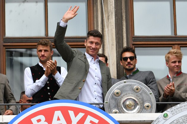 MUNICH, GERMANY - MAY 20: Robert Lewandowski of Muenchen celebrates with the trophy during the celebration of FC Bayern Muenchen at the Marienplatz on May 20, 2018 in Munich, Germany. (Photo by TF-Images/Getty Images)