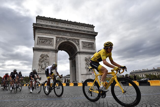 Great Britain's Geraint Thomas (R) rides past the Arc de triomphe monument during the 21st and last stage of the 105th edition of the Tour de France cycling race between Houilles and Paris Champs-Elysees, on July 29, 2018. (Photo by Marco BERTORELLO / AFP)        (Photo credit should read MARCO BERTORELLO/AFP/Getty Images)