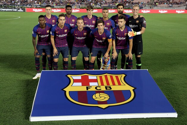 PASADENA, CA - JULY 28:  FC Barcelona line up prior to the match against the Tottenham Hotspur at Rose Bowl on July 28, 2018 in Pasadena, California.  (Photo by Joe Scarnici/International Champions Cup/Getty Images)