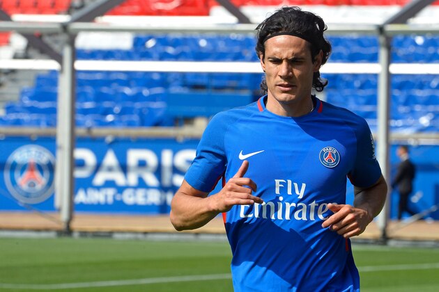 PARIS, FRANCE - MAY 16:  Edinson Cavani warms up during a Paris Saint-Germain training session at Parc des Princes on May 16, 2018 in Paris, France.  (Photo by Aurelien Meunier/Getty Images)