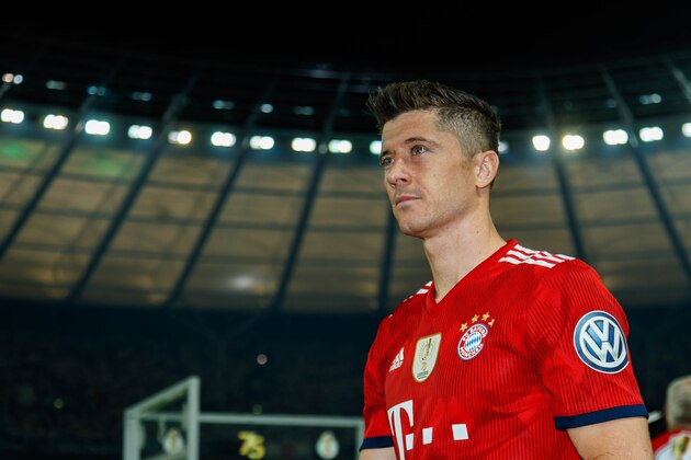 BERLIN, GERMANY - MAY 19: Robert Lewandowski of Muenchen looks dejected after the DFB Cup final between Bayern Muenchen and Eintracht Frankfurt at Olympiastadion on May 19, 2018 in Berlin, Germany. (Photo by TF-Images/Getty Images)