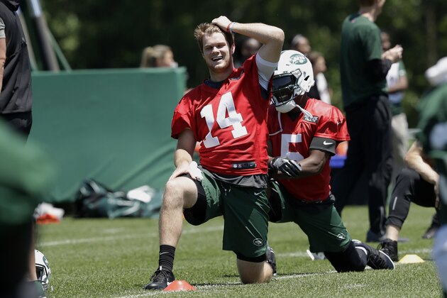 New York Jets quarterback Sam Darnold stretches during practice at the NFL football team's training camp, Tuesday, June 12, 2018, in Florham Park, N.J. (AP Photo/Mark Lennihan)