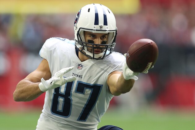 GLENDALE, AZ - DECEMBER 10:  Eric Decker #87 of the Tennessee Titans signals after a first down catch in the first half of the NFL game against the Arizona Cardinals at University of Phoenix Stadium on December 10, 2017 in Glendale, Arizona.  (Photo by Christian Petersen/Getty Images)
