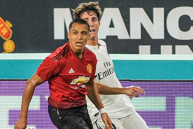 Real Madrid's Spanish defender Alvaro Odriozola (R) vies for the ball with Manchester United's Chilean foward Alexis Sanchez (L) during the International Champions Cup friendly football match at Hard Rock Stadium in Miami, Florida on July 31, 2018. (Photo by Gaston De Cardenas / AFP)        (Photo credit should read GASTON DE CARDENAS/AFP/Getty Images)