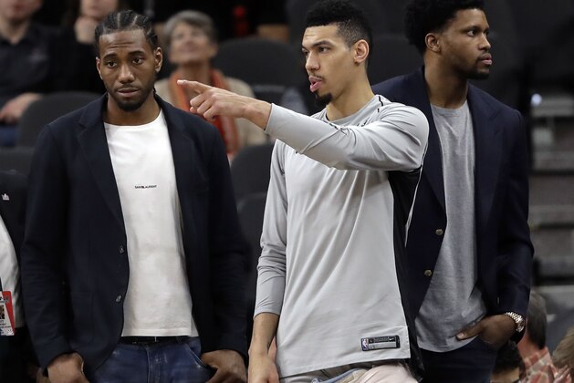 San Antonio Spurs guard Danny Green, center, stands at the bench with injured teammates Kawhi Leonard, left, and Rudy Gay, right, during the second half of an NBA basketball game against the Indiana Pacers, Sunday, Jan. 21, 2018, in San Antonio. Indiana won 94-86. (AP Photo/Eric Gay)
