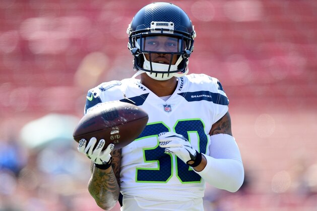 LOS ANGELES, CA - OCTOBER 08:  Chris Carson #32 of the Seattle Seahawks warms up before the game against the Los Angeles Rams at Los Angeles Memorial Coliseum on October 8, 2017 in Los Angeles, California.  (Photo by Harry How/Getty Images)