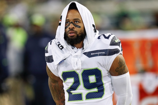 JACKSONVILLE, FL - DECEMBER 10: Safety Earl Thomas #29 of the Seattle Seahawks on the sideline with a Gatorade Towel wrapped around his head during the game against the Jacksonville Jaguars at EverBank Field on December 10, 2017 in Jacksonville, Florida. The Jaguars defeated the Seahawks 30 to 24. (Photo by Don Juan Moore/Getty Images)