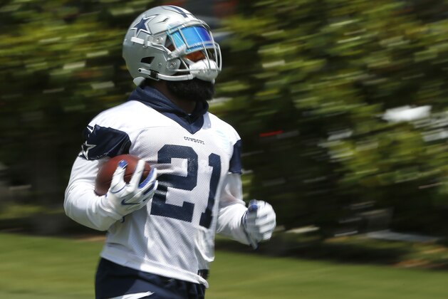 Dallas Cowboys running back Ezekiel Elliott (21) runs the ball during an organized team activity at its NFL football training facility in Frisco, Texas, Wednesday, May 23, 2018. (AP Photo/Ron Jenkins)