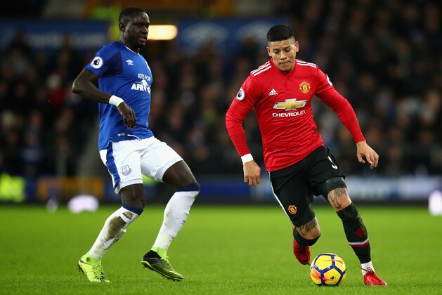 LIVERPOOL, ENGLAND - JANUARY 01:  Marcos Rojo of Manchester United is chased by Oumar Niasse of Everton during the Premier League match between Everton and Manchester United at Goodison Park on January 1, 2018 in Liverpool, England.  (Photo by Clive Brunskill/Getty Images)
