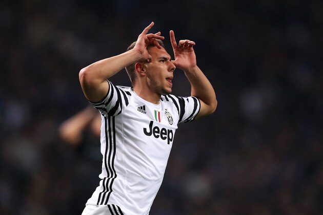 PORTO, PORTUGAL - FEBRUARY 22:  Marko Pjaca of Juventus celebrates scoring the first goal to make the score 0-1 during the UEFA Champions League Round of 16 first leg match between FC Porto and Juventus at Estadio do Dragao on February 22, 2017 in Porto, Portugal.  (Photo by Chris Brunskill Ltd/Getty Images)